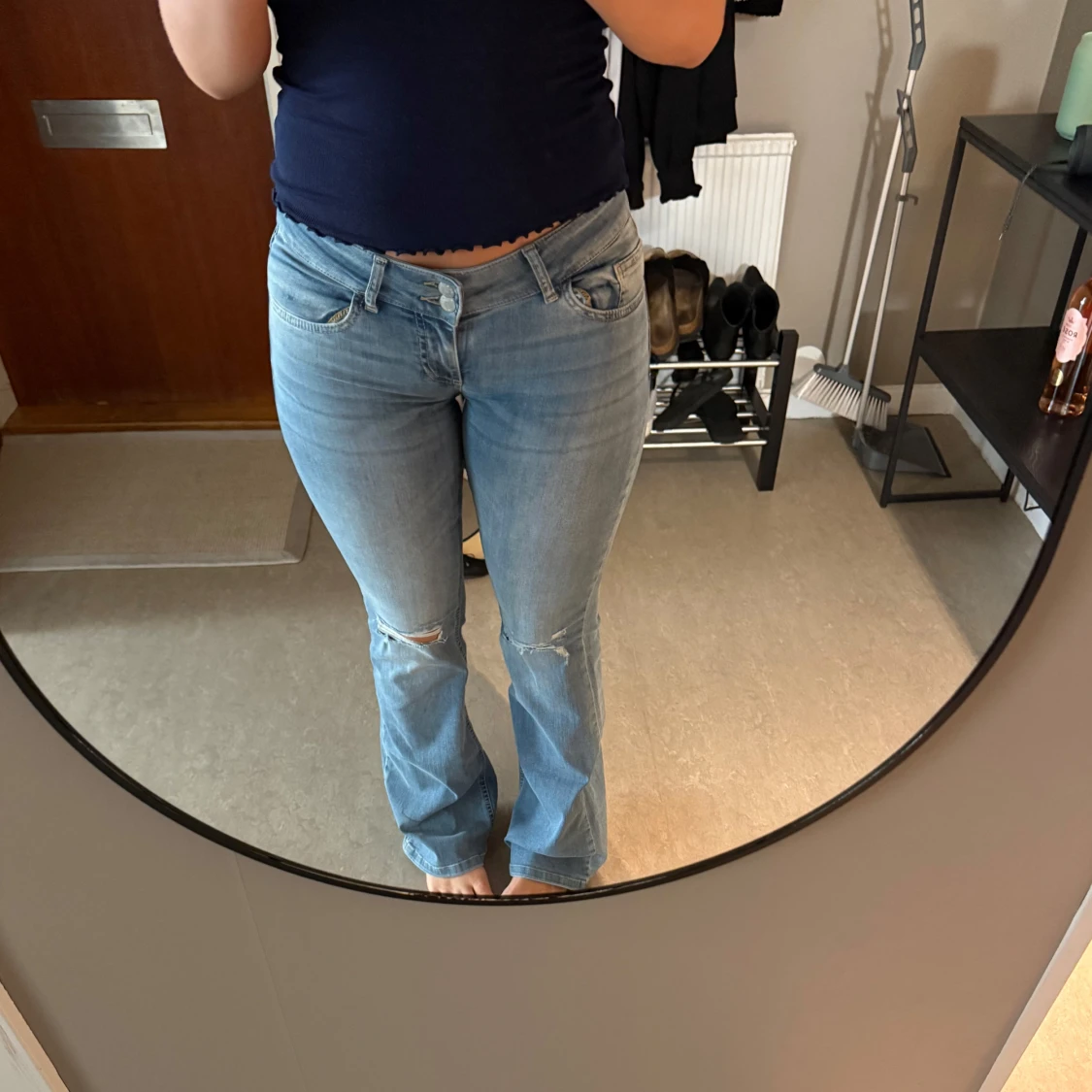 Ljusblå bootcut jeans med slitningar