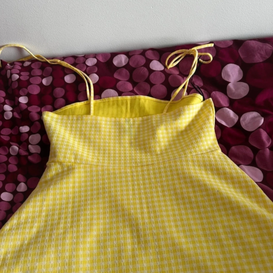 Gul rutig sommarklänning med knytband - 1