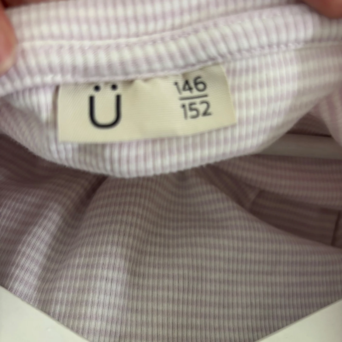 Ljuslila randig topp med puffärm Ü - 2