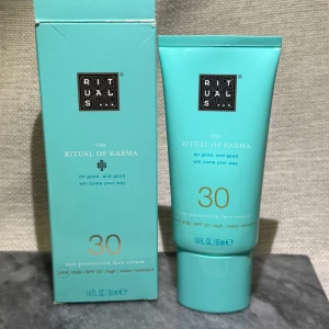 Ny! Rituals The Ritual of Karma SPF 30 - Helt ny! Rituals The Ritual of Karma sun protection face cream med SPF 30. Kommer i en snygg turkos tub på 50 ml. Ger högt skydd mot UVA/UVB och är vattenresistent. Perfekt för dig som vill skydda huden med en lätt och fräsch ansiktskräm. Nypris 199:- utgått ur sortimentet 