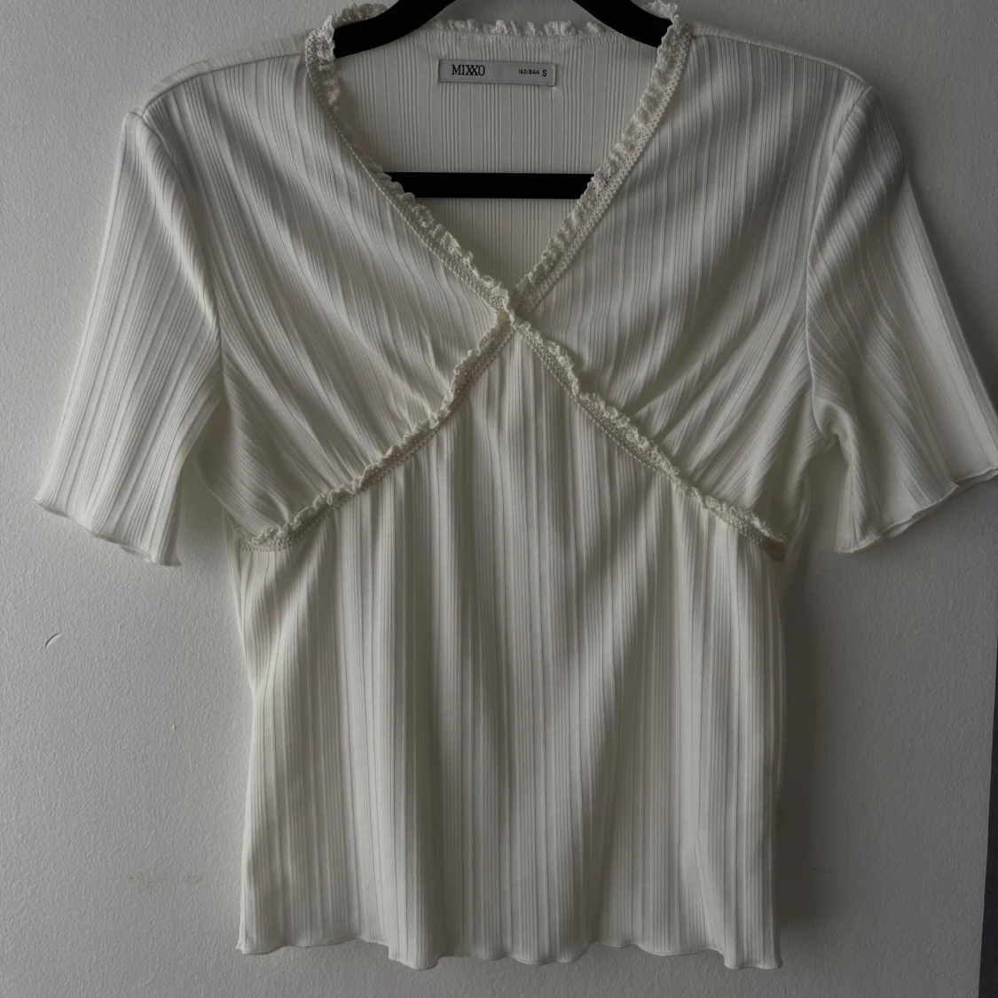 Vit ribbad blus med volang från Mixxo