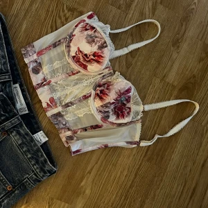 Corset  - Jätte fin corset topp från dornia, den har tyvärr blivit för liten för mig men det är storlek small. Silkes material. 