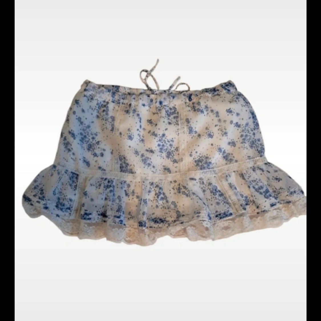 Vit somrig kjol med blå blommor, röda detaljer och spetsdetaljer i storlek M  - 1