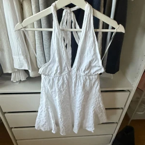 Vit miniklänning - Vit miniklänning från Gina Tricor i storlek 34. Endast använd en gång så den är i nyskick💕