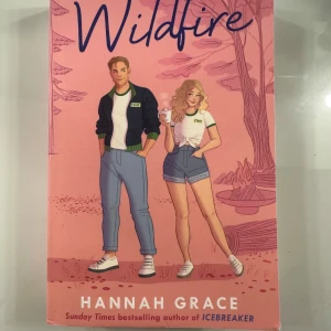 Wildfire - En modern och het berättelse om Russ och Aurora som möts på ett universitetsfest och återförenas som camp counsellors. Spänning, regler och attraktion gör detta till en perfekt bok för dig som gillar romantik och drama bland unga vuxna. På engelska. 