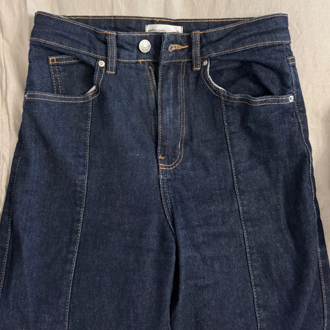 Mörkblå raka jeans från Gina  - 2