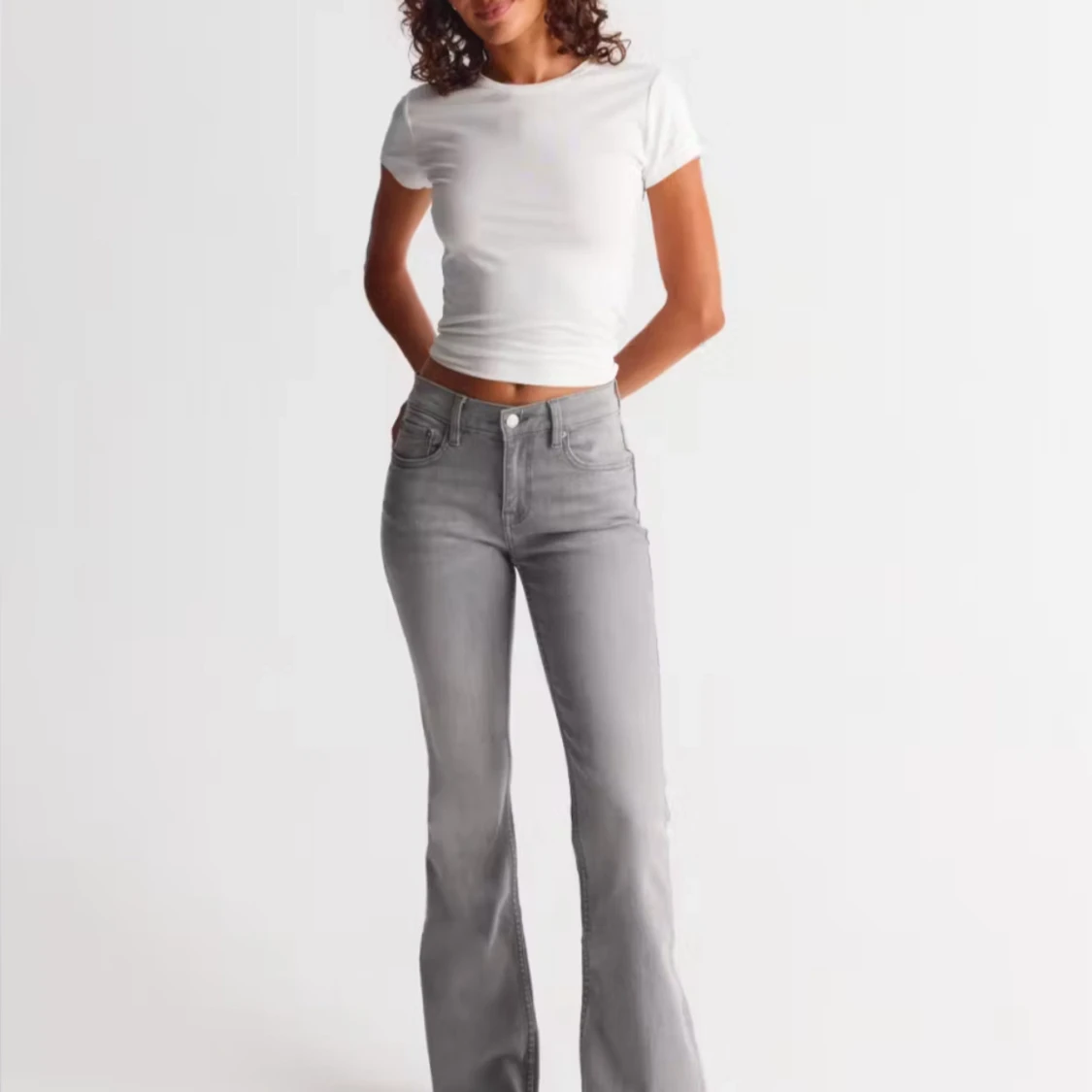 Grå bootcut jeans med hög midja