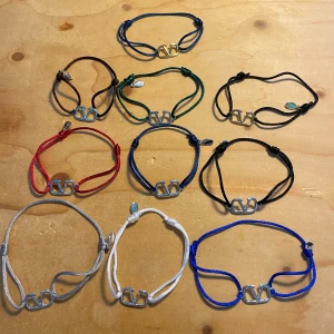 Valentino armband  - Säljer dessa extremt snygga valentino armband som är i olika unika i färger, mörkblå, blå grön, vinröd, vit, mörkgrön svart ljusgrå och brun, priset är för styck, bara höra av sig vid funderingar !