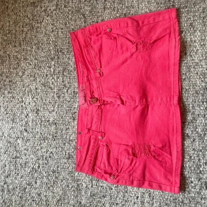 Coral jeanskjol från Simply Chic - Storlek är S/M. Skirt is Denim but it is stersy