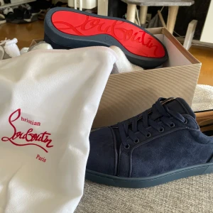 Mörkblå mocka sneakers från Louboutin - Snygga mörkblå sneakers från Christian Louboutin, fick dom i studentpresent för en månad sen, men dom passar inte tyvärr. Helt nya och endast testade 