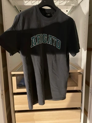 T- shirt Axel Arigato - T-shirt från Axel Arigato, knappt använd och kostade ca 800 Pris går att diskuteras