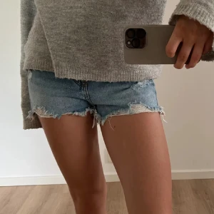 Jeansshorts - Ljusblå jeansshorts med slitningar från HM i jättefint skick. Hör av dig vid frågor😊