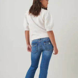 Blå bootcut jeans med fickdetaljer - Snygga blå bootcut low waist jeans med coola fickdetaljer bak och knappar. Är sköna och sitter jätte bra. Säljer för jag rensar gaderoben. 