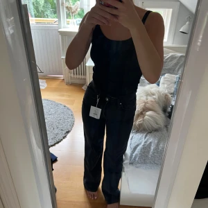 Svarta wide jeans från Bikbok - Snygga svarta jeans från Bikbok i modellen Regular Wide. Helt oanvända med prislapp kvar. 