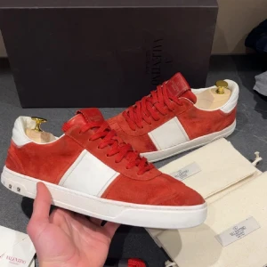 Valentino flycrew - Sjukt snygga röda valentino flycrews. Strl 41 passar 42 skulle ja söga. Skick 8/10. Några nitar saknas. Allt medföljer. Box, 2 dustbag, extrasnören, kort. Skriv till mig om frågor och sådan. 
