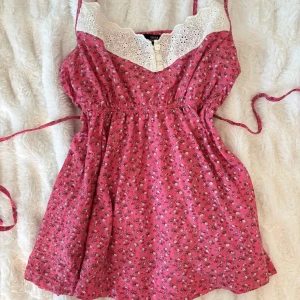 Blommig babydoll topp - Fin babydoll topp med blommigt mänster från vintage h&m i storlek S. Den har knyt i midjan för en finare passform!