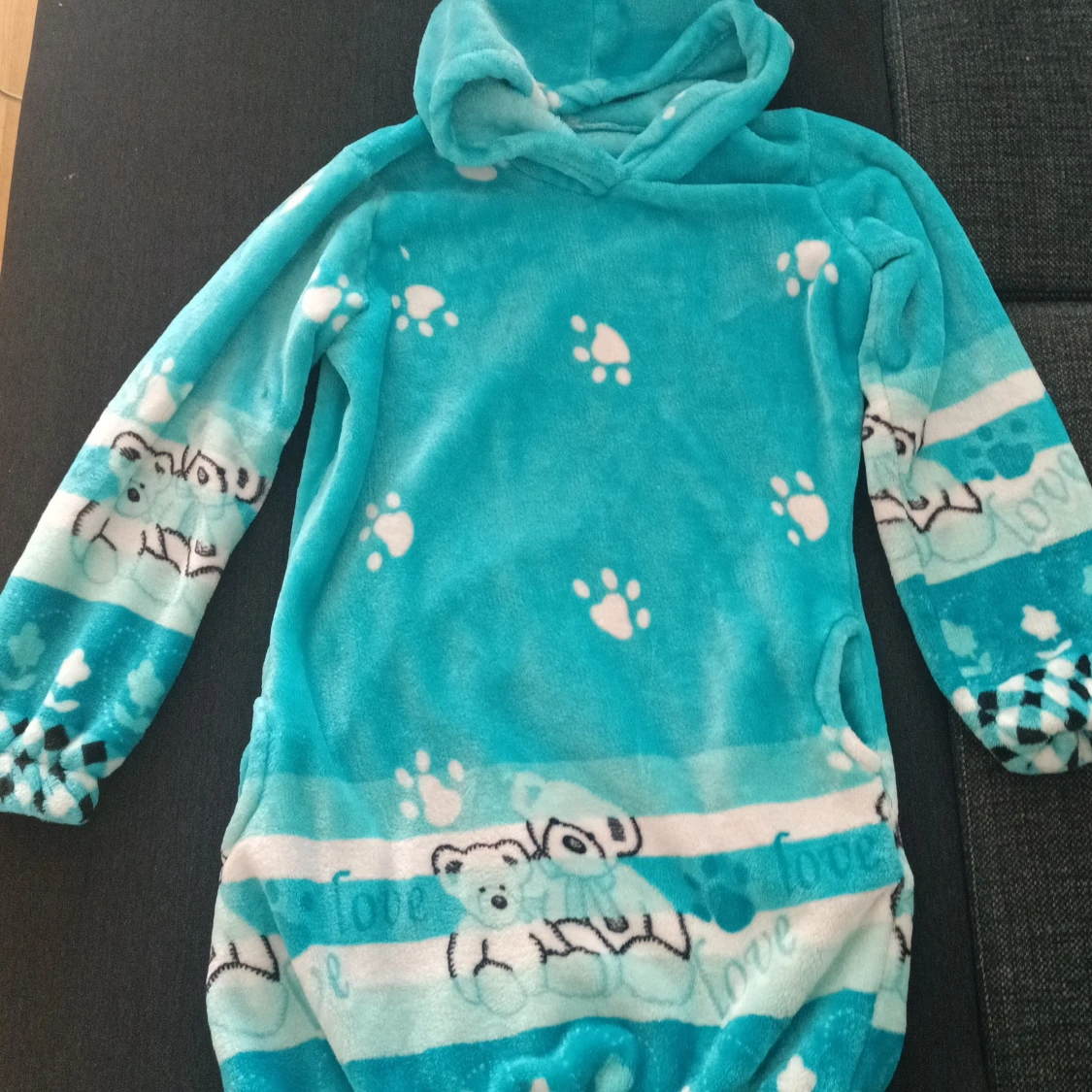 Turkos fleece oodie med nallemönster