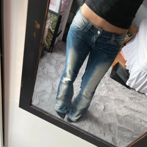 Weekday jeans - Super snygga jeansen från weekday, skriv för bild på💕Dom är waist 28 och längd 32.                      Är nedtrampade men inget man tänker på eller ser!