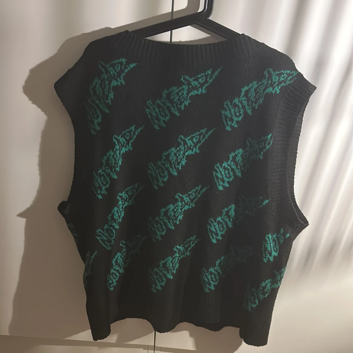 Svart stickad väst med coolt tryck  - 1