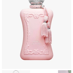 Delina Exclusif parfym Parfums de Marly - Lyxig parfym Delina Exclusif från Parfums de Marly. Flaskan är matt ljusrosa med silverfärgat lock och dekorativa tofsar. Kommer i en elegant rosa box med märkets logga. Flaskan har vackra detaljer i relief och en feminin, exklusiv känsla. Orginal pris 3150sek