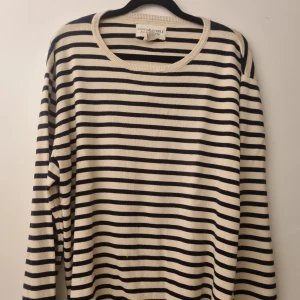 Randig tröja från Ralph Lauren - Randig tröja från Denim & Supply Ralph Lauren i marinblått och beige. Tröjan är i 100% bomull, har rund halsringning och långa ärmar.