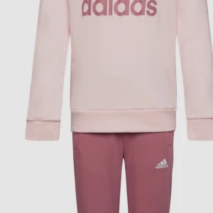 Rosa mjukisbyxor från Adidas barn från 11-12 år - Säljer ett par snygga rosa mjukisbyxor från Adidas med vit logga på benet. Byxorna har resår i midjan och sidofickor, perfekta för chill eller träning. Mjukt bomullsmaterial som känns skönt mot huden.