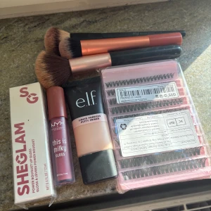 Smink paket  - Smink paket 3 borstat ett frans paket ett läppglans från nyx och ett oöppnat läppglans från Sheglam med en primer från elf allt för endast 179!