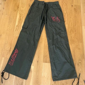 Ed Hardy cargopants - Mörkgröna cargopants från Ed Hardy köpta från Urban Outfitters. Aldrig använda