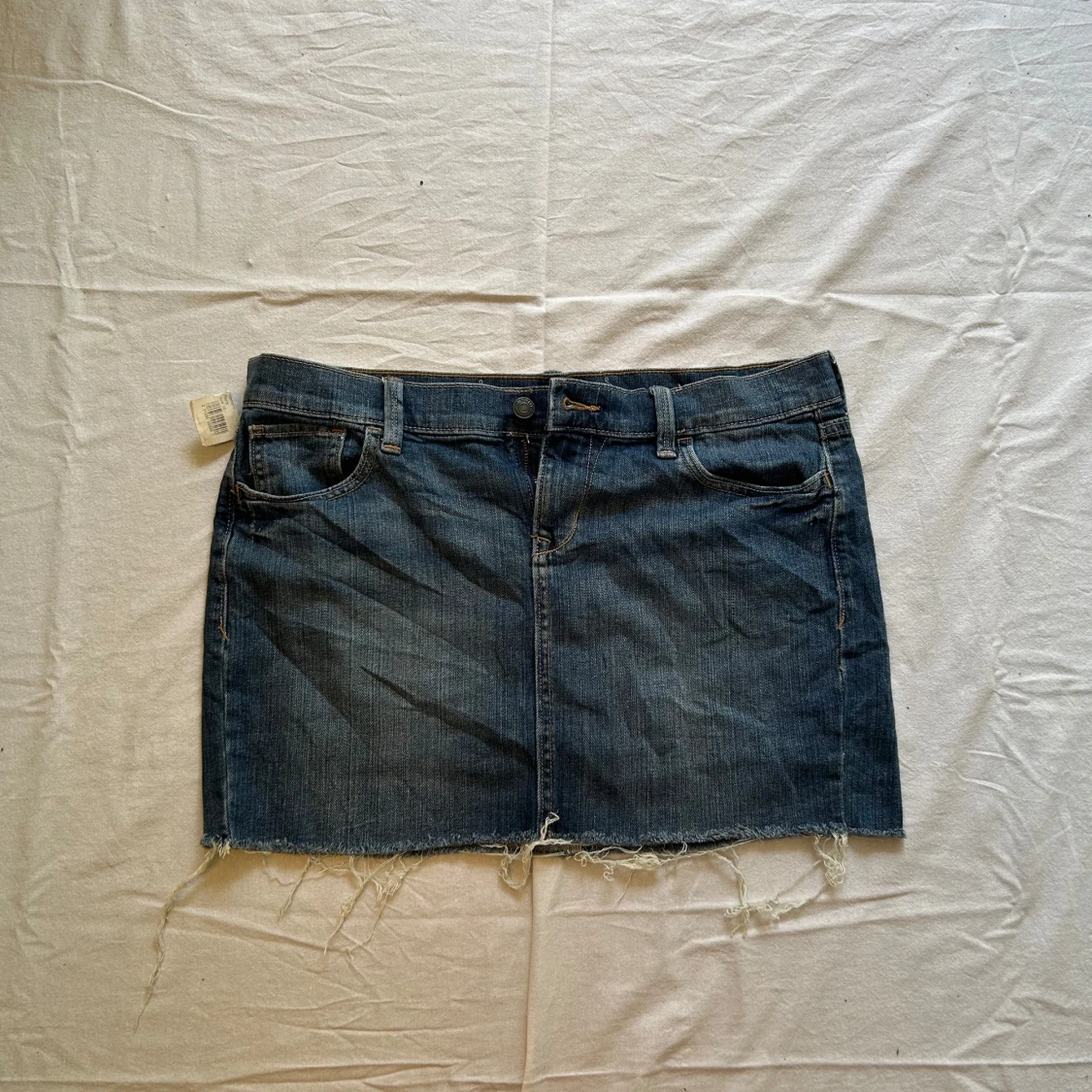 Mörkblå jeanskjol med fransig kant