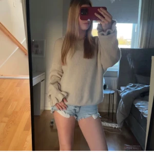 Beige stickad tröja - En jätte snygg stickad tröja, köpt för 1000kr!!aldrig använd