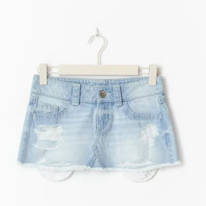 Jeans kjol - Säljer denna jeans kjol från Gina tricot❣️Använd två gånger. Säljer då den inte passar på mig tyvärr. Nypris 299kr