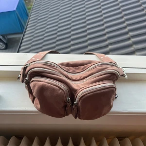 Rosa väska - Jätte söt och fin väska från Gina tricot. De har flera stycken stora fickor där de får plats med mycket saker. Den passar till flera outfits. Den har inga defekter och är nästan som ny. Köpt på plick för två år sen.