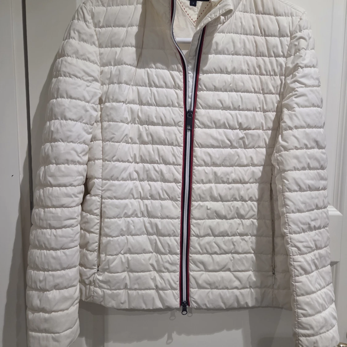 Vit quiltad pufferjacka Tommy Hilfer