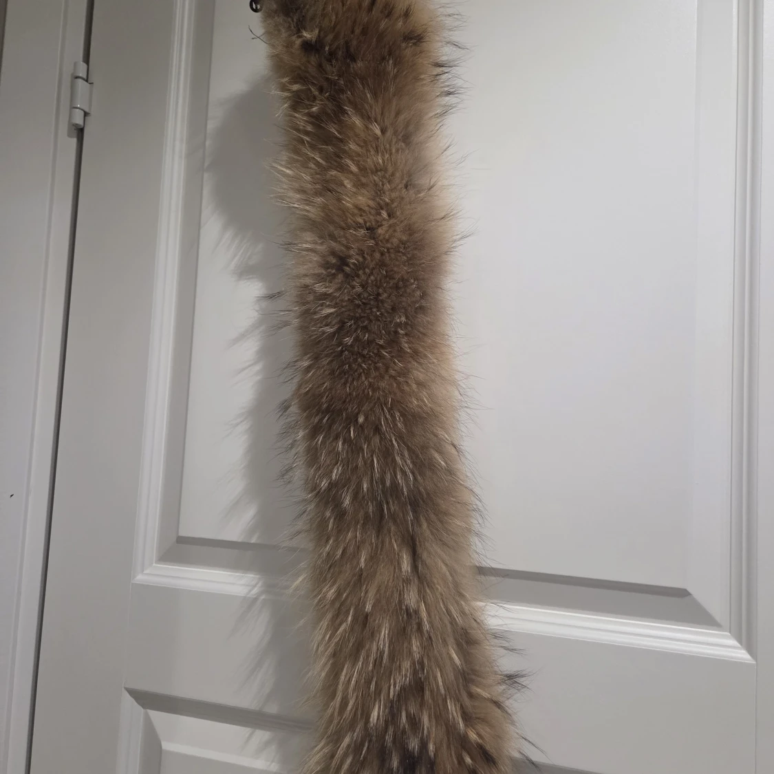 Brun pälsad halsduk