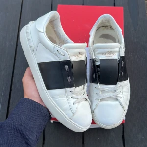 Valentino open - Snygga valentino opens som är självklart äkta | size 42  | box och dustbag ingår vid köp | tveka inte på att höra av dig🤩