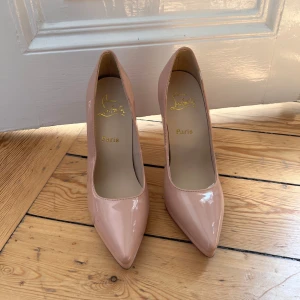 Liknande Christian Louboutin klackar i puderrosa/beige - Liknande Christian Louboutin lack stilett klackar i puderrosa/beige.