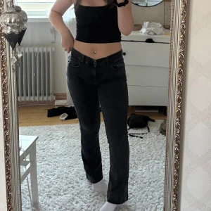 Svarta bootcut jeans från LTB - LTB svarta ”fallon” bootcut jeans i storlek W28 L30. Dessa är använda men i bra skick! Jag sträcker mig inte efter dom men det kanske är någon annan som gör de🌸 köpte dom för 799kr på hemsidan och säljer dom nu för 550kr! Hör av dig om du har nån fundering! 