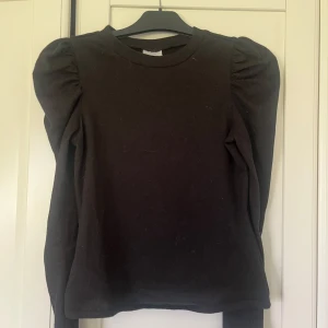 Svart puffärmad tröja s - Svart puffärmad tröja. Använd men i bra skick. Storlek s men skulle säga att den är liten i storleken 