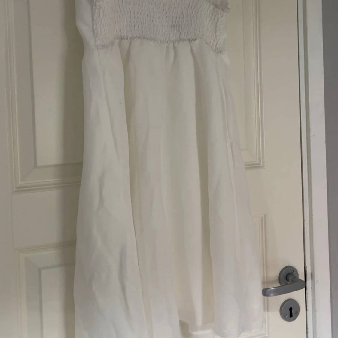 Vit kortklänning med blå broderier🤍 - 1