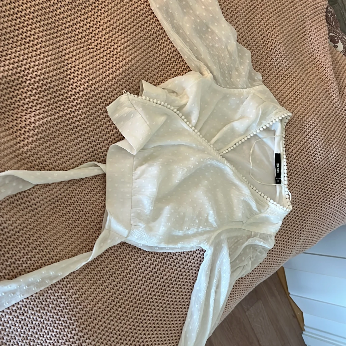 Vit omlottblus från Bik Bok XS