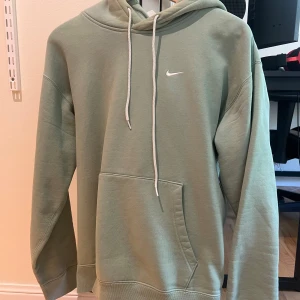 Nike Solo Swoosh Hoodie - Nike Solo Swoosh Hoodie Storlek XS  Använd max 5 gånger, sitter extremt oversized därav storleken  Köparen står för frakt eller upphämtning i stockholm  Fler bilder kan skickas