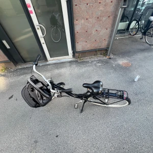 Grå ryggsäck med svart stjärna - Säljer en grå ryggsäck med svart stjärndetalj på framsidan. Väskan har klassisk form med dragkedja och justerbara axelband. Perfekt för skolan eller stan, rymmer både laptop och böcker. Enkel och stilren design som passar till det mesta.