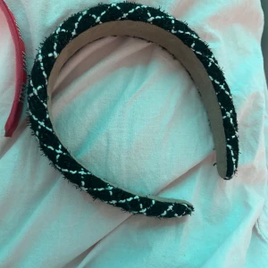 Diadem - Du får den rosa  gratis  om du vill. Men skriv om du vill d. annars kostar den svarta. Den är knappt använd . Säljer den för ja inte gillar den längre . Kostar 20. Priset kan diskuteras 