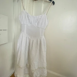 Sommarklänning från hollister💓 - Vit klänning från hollister. Säljer då den inte passar mig längre. + klänningen har fickor💓