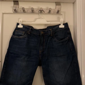 Mörkblå jeans shorts från Club XPRS stl L - Snygga mörkblå jeans shorts från Club XPRS. Shorts jeansen har kontrastsömmar och normal passform, perfekta för en avslappnad stil. 
