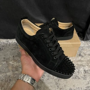 Louboutin skor - Size: 41 | Fits: 42 Insole measurement: 27cm Very Good Condition! Color: Black Comes with: Damaged Box | Extra laces | Extra Studs