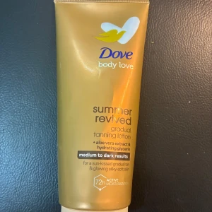 Dove Summer Revived Tanning Lotion - Dove Summer Revived gradual tanning lotion med aloe vera-extrakt och återfuktande glycerin. Ger en solkysst, medium till mörk ton och silkeslen hud. Kommer i en guldig tub och innehåller 72h aktiv återfuktning. Perfekt för dig som vill ha glow utan sol. Endast använd 2 gånger. Kommer inte till användning längre. 