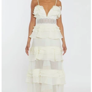 Ljusgul balklänning - Helt ny, ljusgul klänning perfekt till bal💛! Nypris 2250kr. Storlek L/M men passar mindre.
