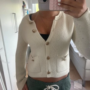 kofta med guldknappar - säljer min vita kofta från zara i storlek XS❤️