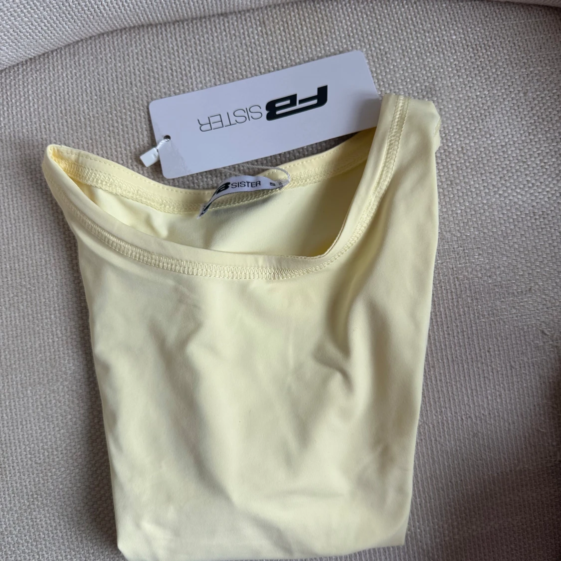 Ljusgul croppad linnetopp NY - 1